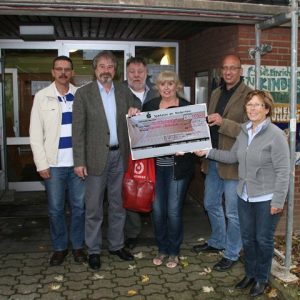 Maria Dorschel (stellvertr. Kita-Leiterin, 1.v.r.) und Andreas Rütz (Leiter des Sozialraumteams Mitte, 2.v.r.) freuen sich über die Spende von Ehrenamtlichen der SPD-Arbeitsgemeinschaften.