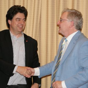 Ortsvereinsvorsitzender Mark Rosendahl gratuliert Bürgermeister Norbert Ballhaus