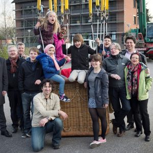 Ibrahim Yetim, Bürgermeister Norbert Ballhaus, Carmen Weist und Mark Rosendahl mit den Kinderreportern: Ayca, Nina, Beyoncé, Anton und Enes und der Crew.
