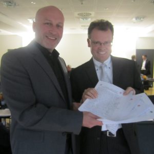 Ibrahim Yetim übergibt Unterschriften an den Aufsichtsratsvorsitzenden der Fernwärmeversorgung Niederrhein (FN), Dr. Michael Heidinger.